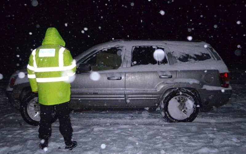 Autoturism abandonat cu 14.000 de pachete cu țigări de contrabandă