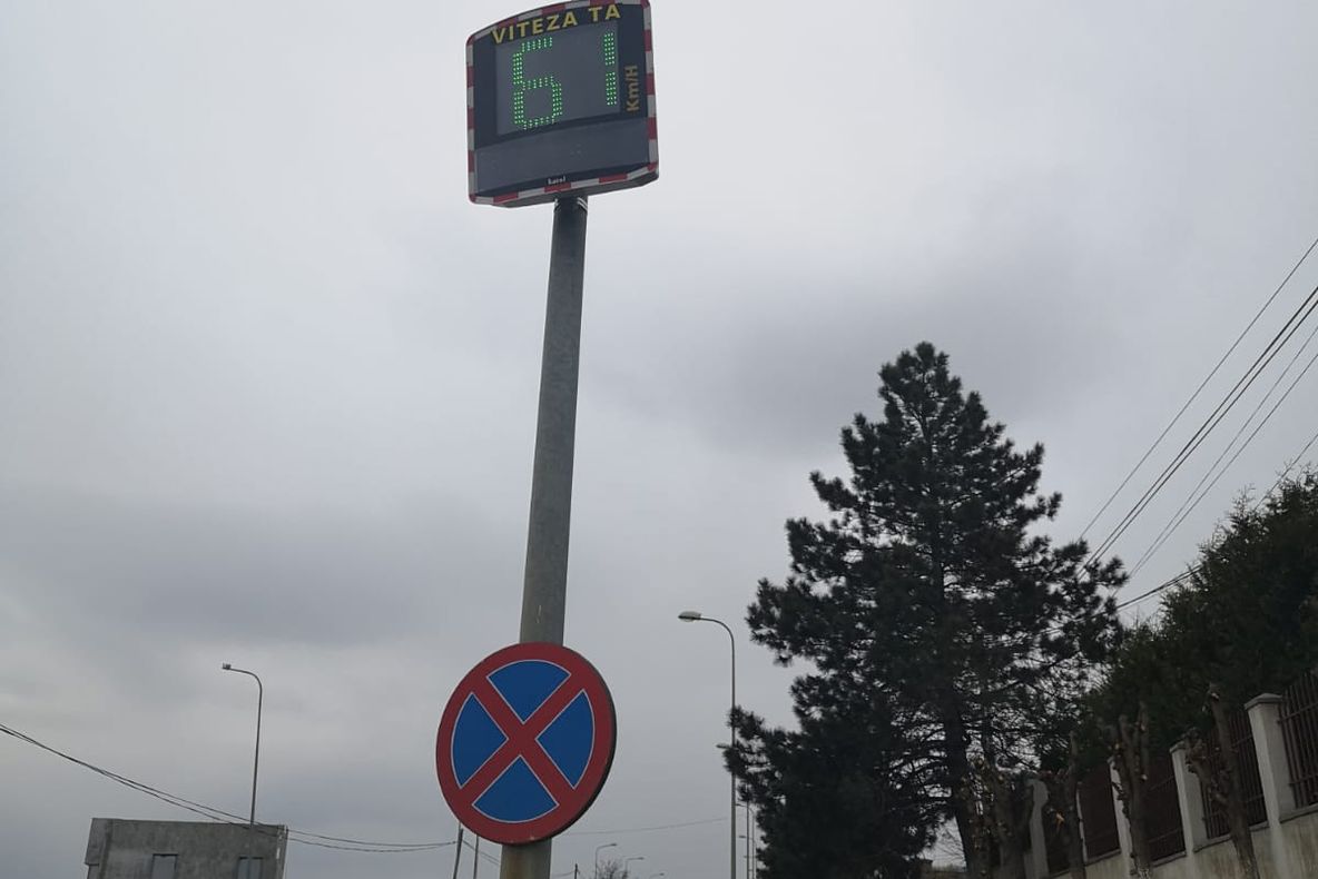 Dispozitiv de măsurare a vitezei montat pe șoseaua Iașului