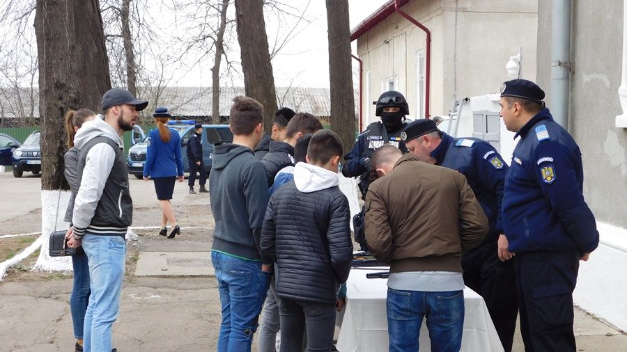 Botoșănenii au luat cu asalt sediul Jandarmeriei FOTO