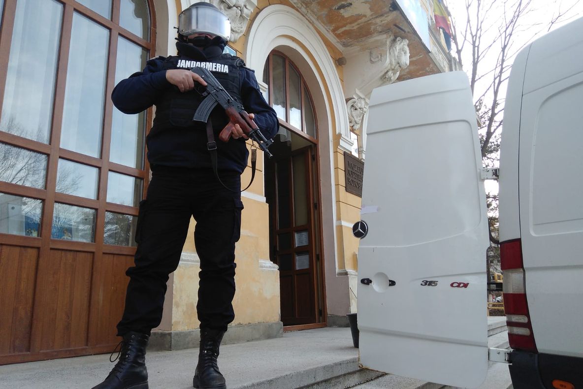 „Tezaur” de aproape 900.000 de euro păzit cu arma la Botoșani