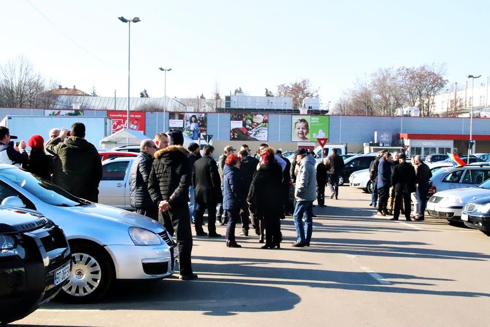 Mașină spartă în parcarea unui supermarket din Botoșani