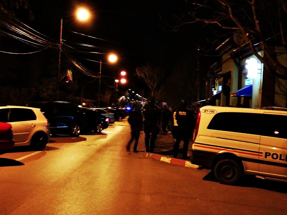 Barurile frecventate de adolescenți au fost luate cu asalt de „mascați” FOTO&amp;VIDEO
