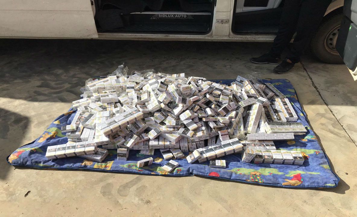 2500 de pachete cu țigări de contrabandă descoperite într-un microbuz