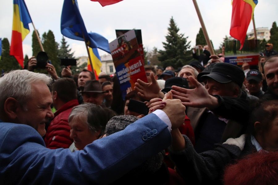 ALEGERI cu sute de oameni, proteste, Dragnea și Dăncilă băgați pe ușa din spate și vot în 3 minute FOTO/VIDEO