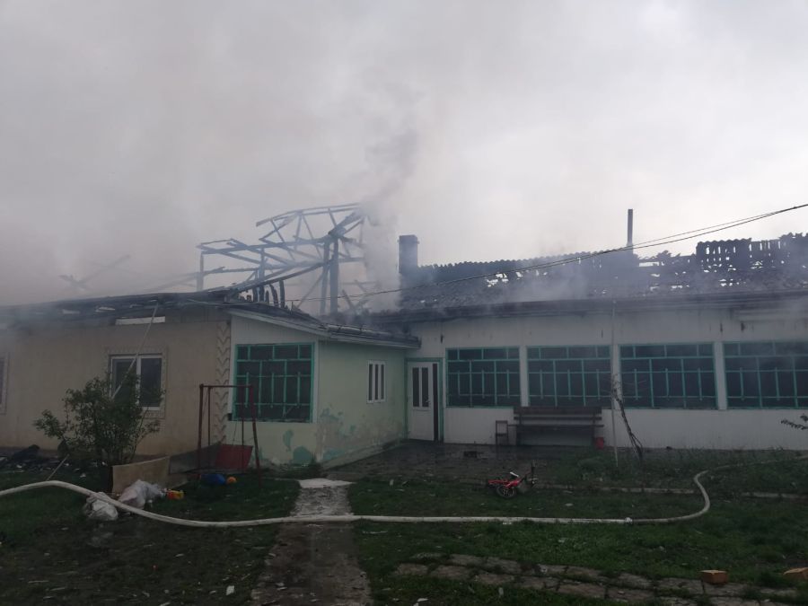 Incendiu izbucnit de la un scurtcircuit. Pompierii s-au luptat cu flăcările timp de 3 ore FOTO