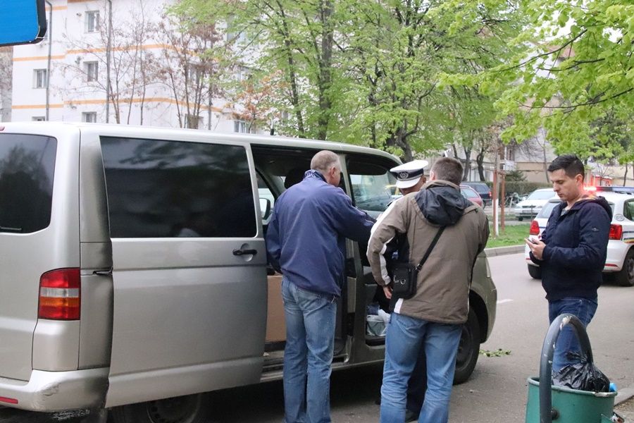 Contrabandiști urmăriți și blocați în trafic de polițiști. Captură de 11.000 euro și mai multe baxuri cu țigari FOTO&amp;VIDEO
