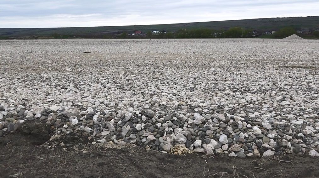 Bază sportivă cu două terenuri de fotbal, două de minifotbal, nocturnă și vestiare, în comuna Stăuceni FOTO