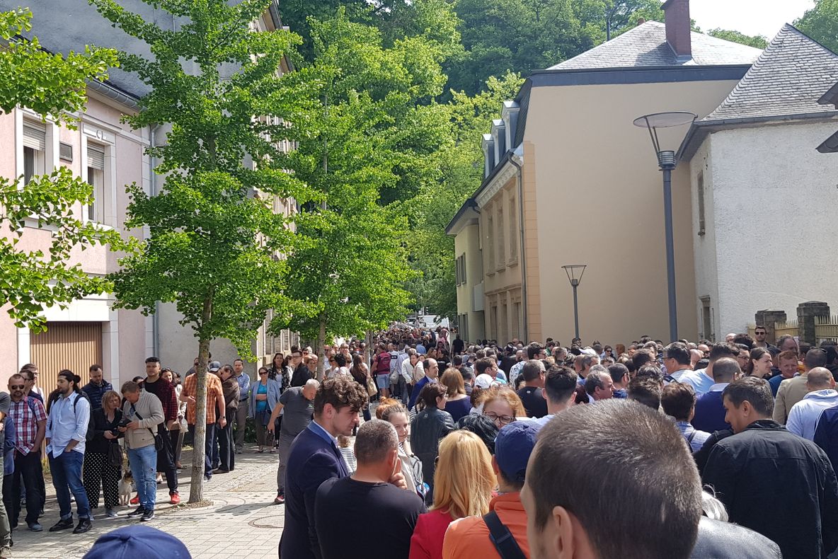 Mii de români au stat la coadă pentru a vota la Ambasada României în Luxemburg