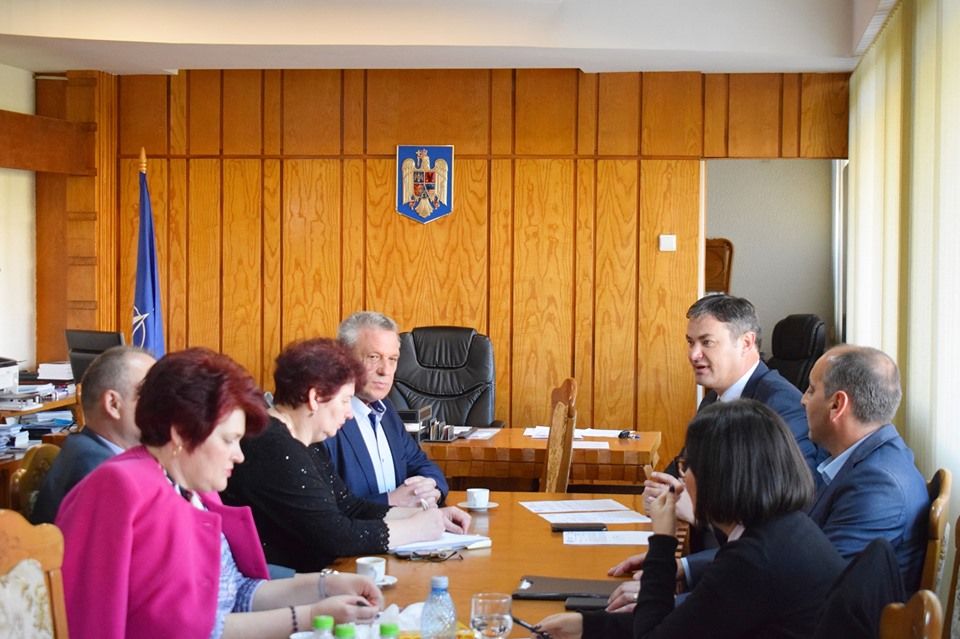 Implementarea unor măsuri educative dezbătută la Prefectură