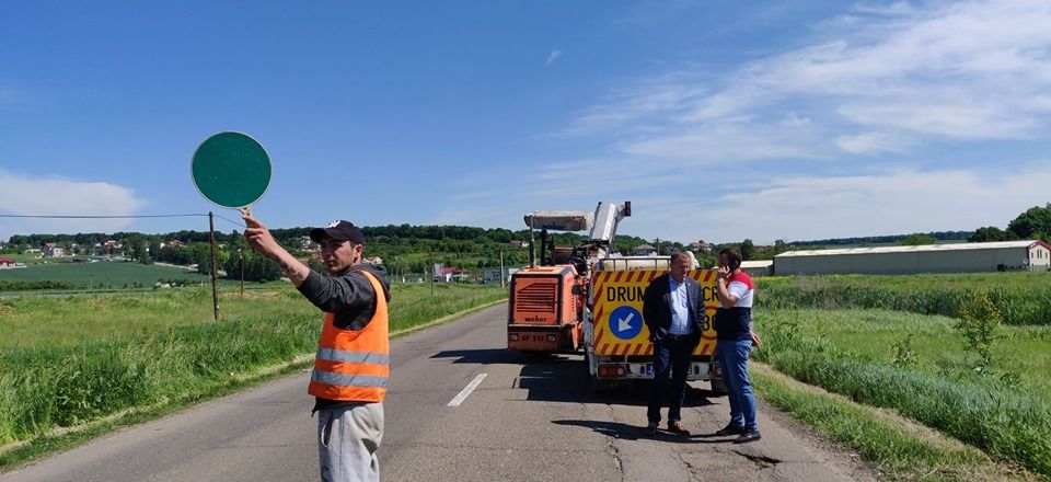 Lucrările de întreținere a drumurilor județene au demarat astăzi
