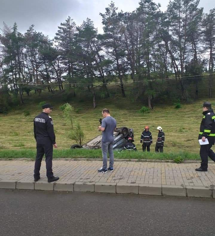 Trei elevi răniți într-un accident rutier pe drumul Botoșani - Suceava