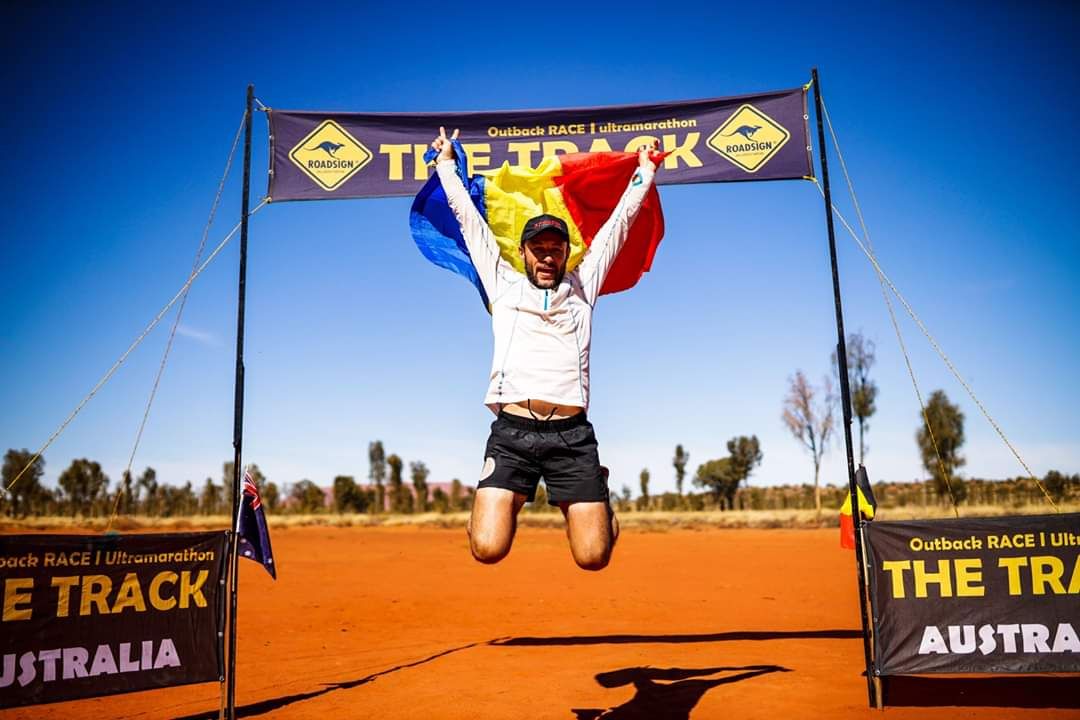 Botoșăneanul Iulian Rotariu revine acasă cu trofeul cucerit la ultramaratorul de 522 km din Australia FOTO