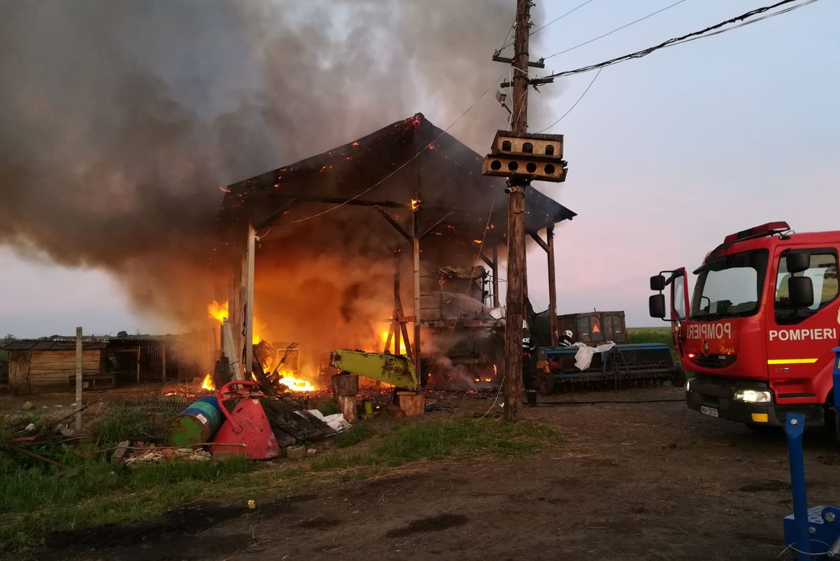 Incendiu puternic la Stiubieni. O combină și o magazie au ars FOTO