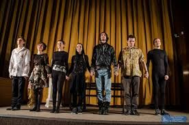 Piesă de teatru jucată de studenți