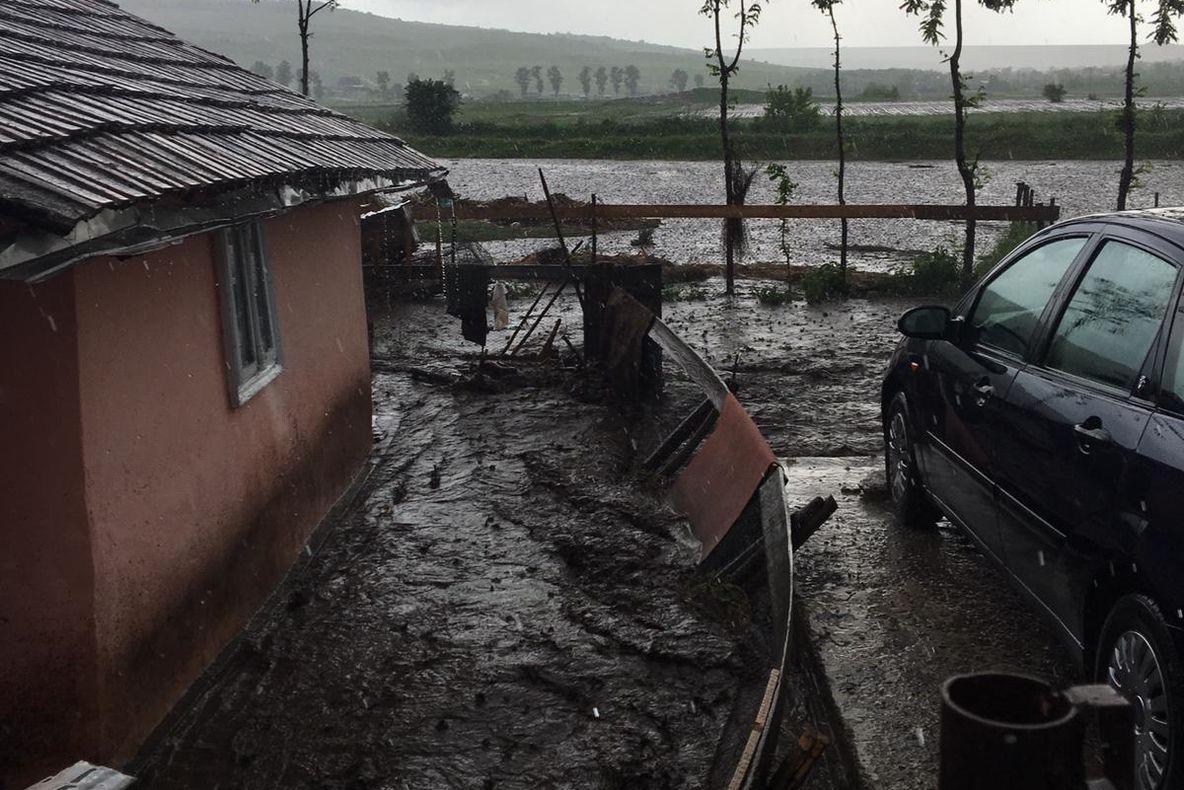 UPDATE. Rupere de nori la Săveni. Pompierii au adus o barcă pentru a interveni FOTO&amp;VIDEO