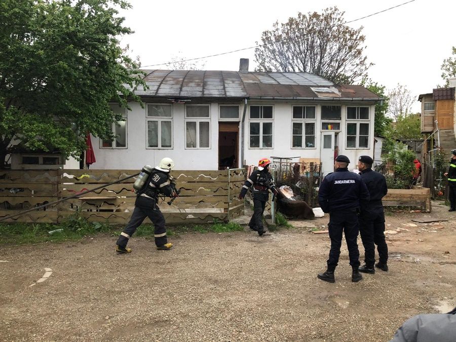 Jandarmii au intervenit pentru a stinge un incendiu izbucnit în Botoșani