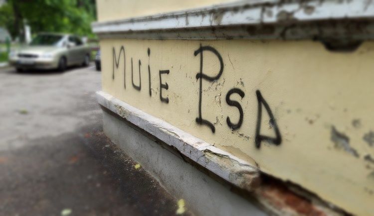 Mesaje obscene scrise pe sediul PSD Botoșani