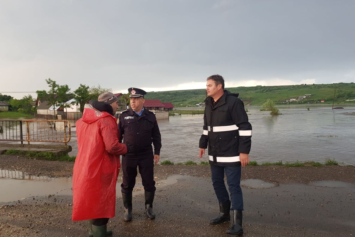 Pompierii continuă să intervină în zonele afectate de inundații. Prefectul a mers să evalueze pagubele FOTO-VIDEO
