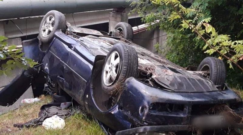 Botoșăneni ajunși la spital după ce s-au răsturnat cu mașina