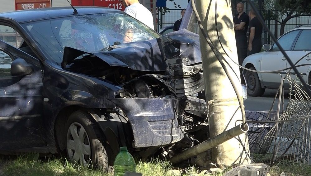 Un șofer de 73 de ani a ajuns cu mașina într-un stâlp. Avea o alcoolemie de 0,89 mg/l