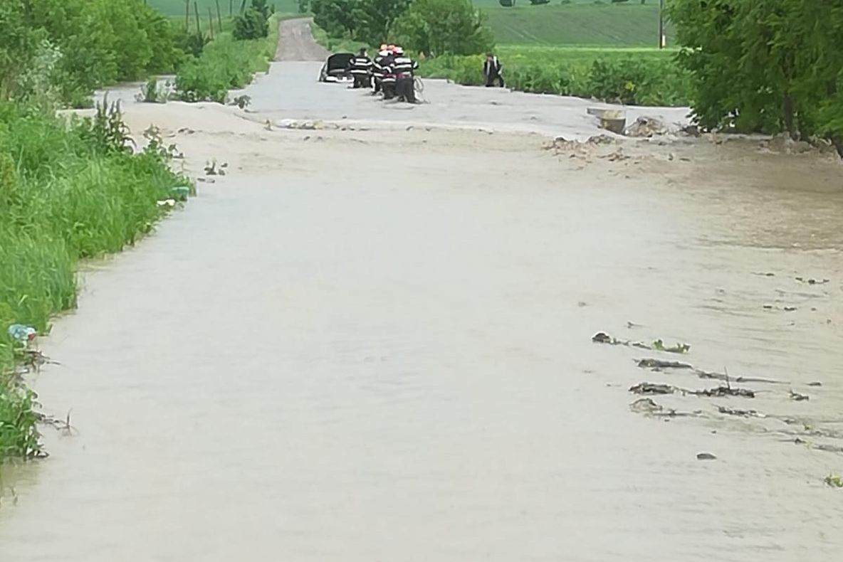 Inundații în județul Botoșani. Persoane evacuate de pompieri și drumuri blocate de apă FOTO