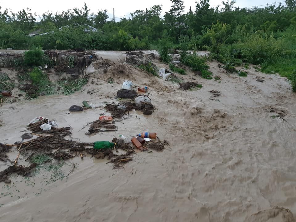 Opt comune afectate, trei drumuri cu probleme și trei persoane evacuate