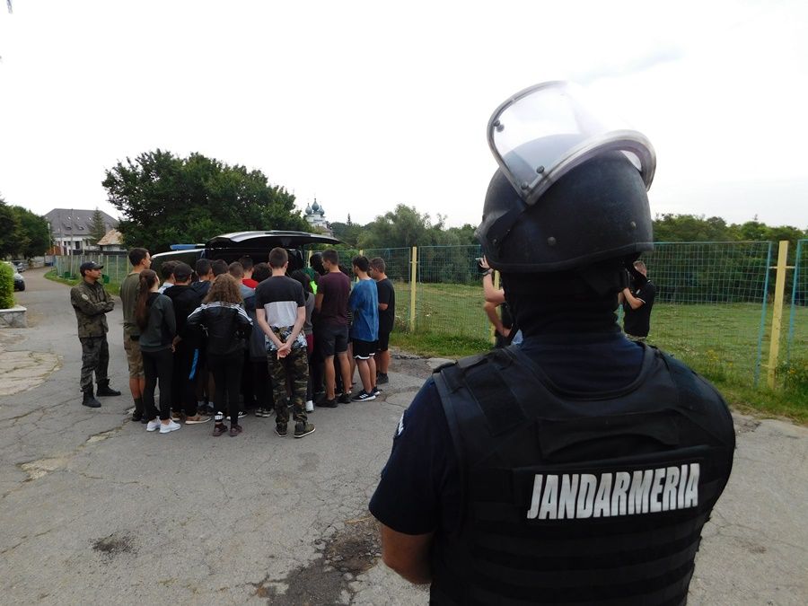Jandarmii au descins în tabăra Agafton