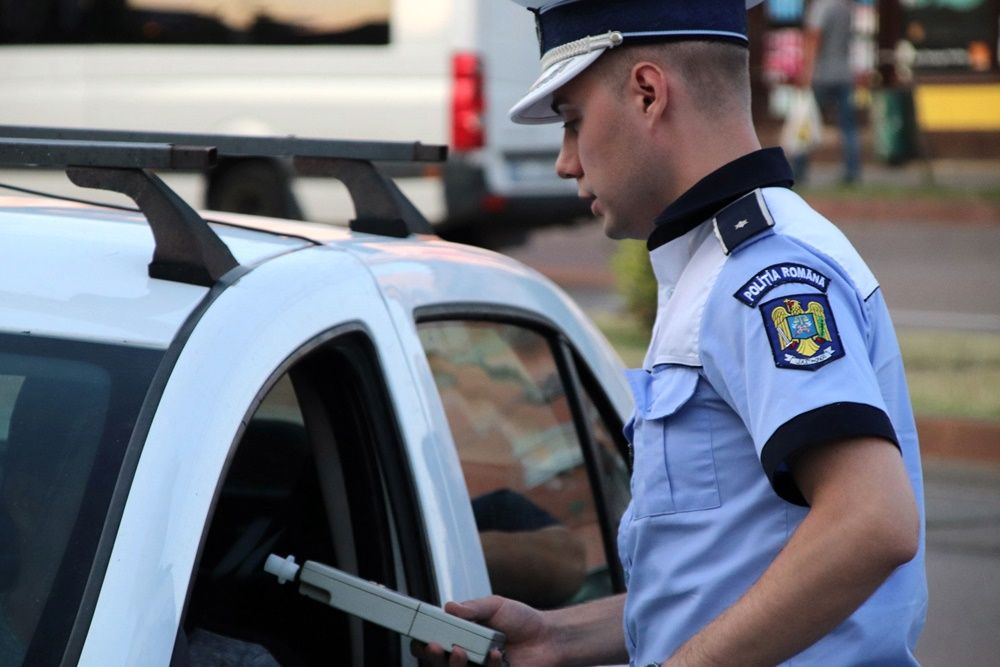 Bețiv cu tupeu, oprit de polițiști la Santa Mare