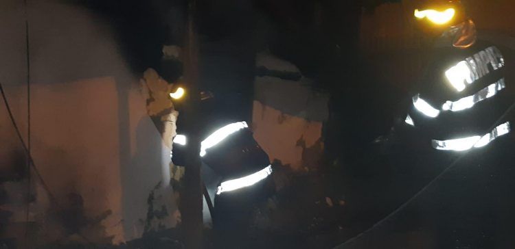 Incendiu la o casă de pe strada Ștefăniță Vodă