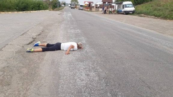 Femeie pe mijlocul unui drum din județul Botoșani FOTO&amp;VIDEO