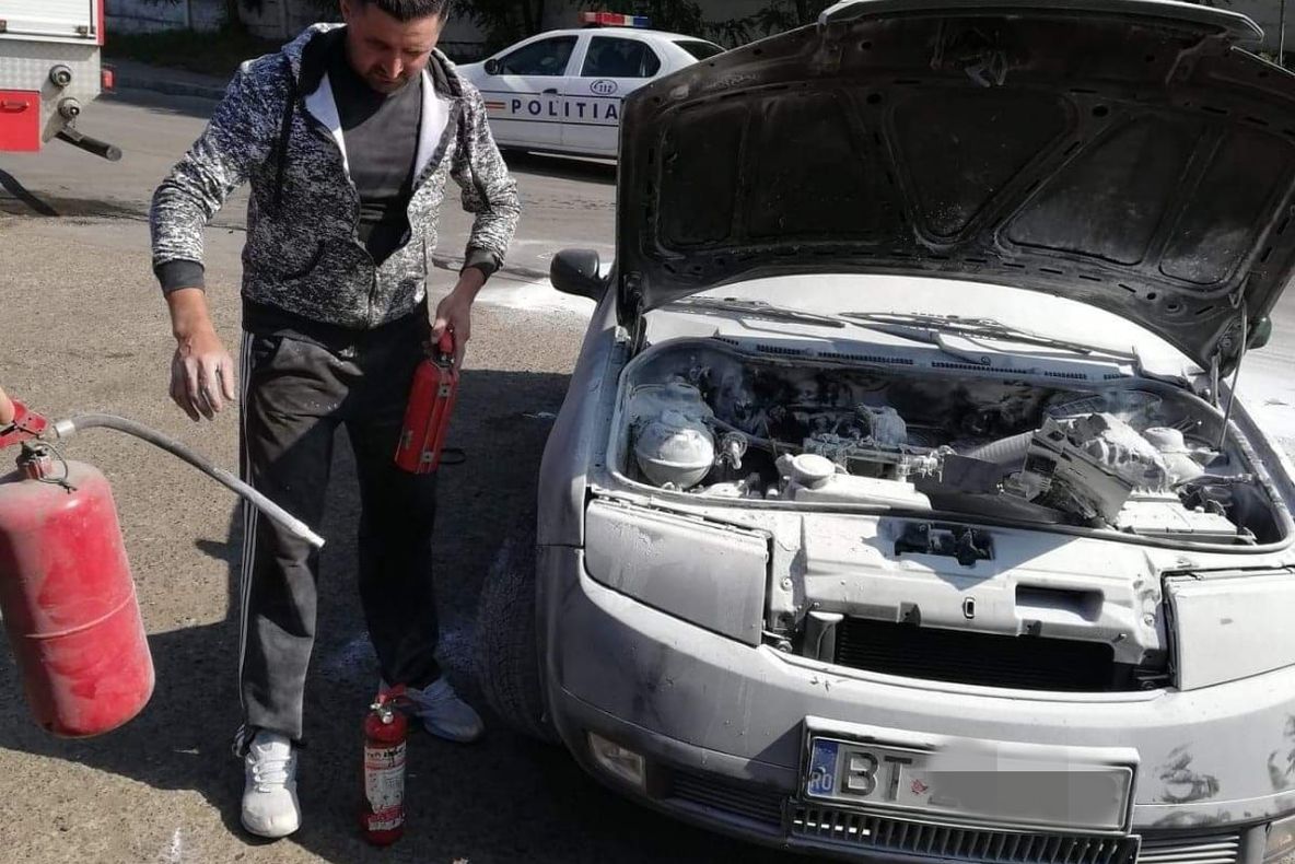Autoturism distrus într-un incendiu, pe strada Pacea din Botoșani