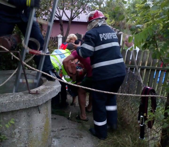 Femeie scoasă de pompieri dintr-o fântână