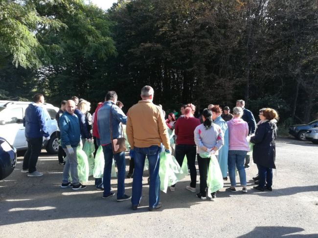 Angajații mai multor instituții au ieșit la strâns deșeuri