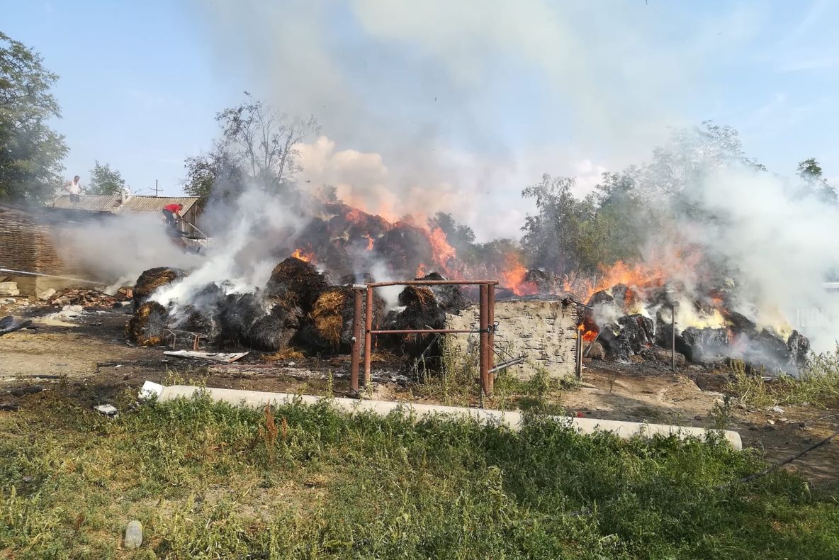 Incendiu în comuna Vlasinesti. 45 de tone de furaje arse