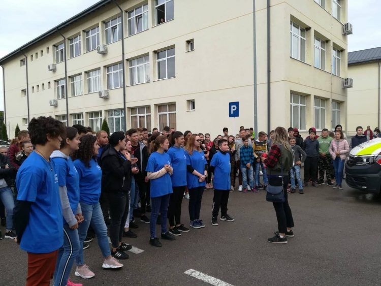 Voluntari de la Crucea Roșie din Germania în vizită la un liceu din județ