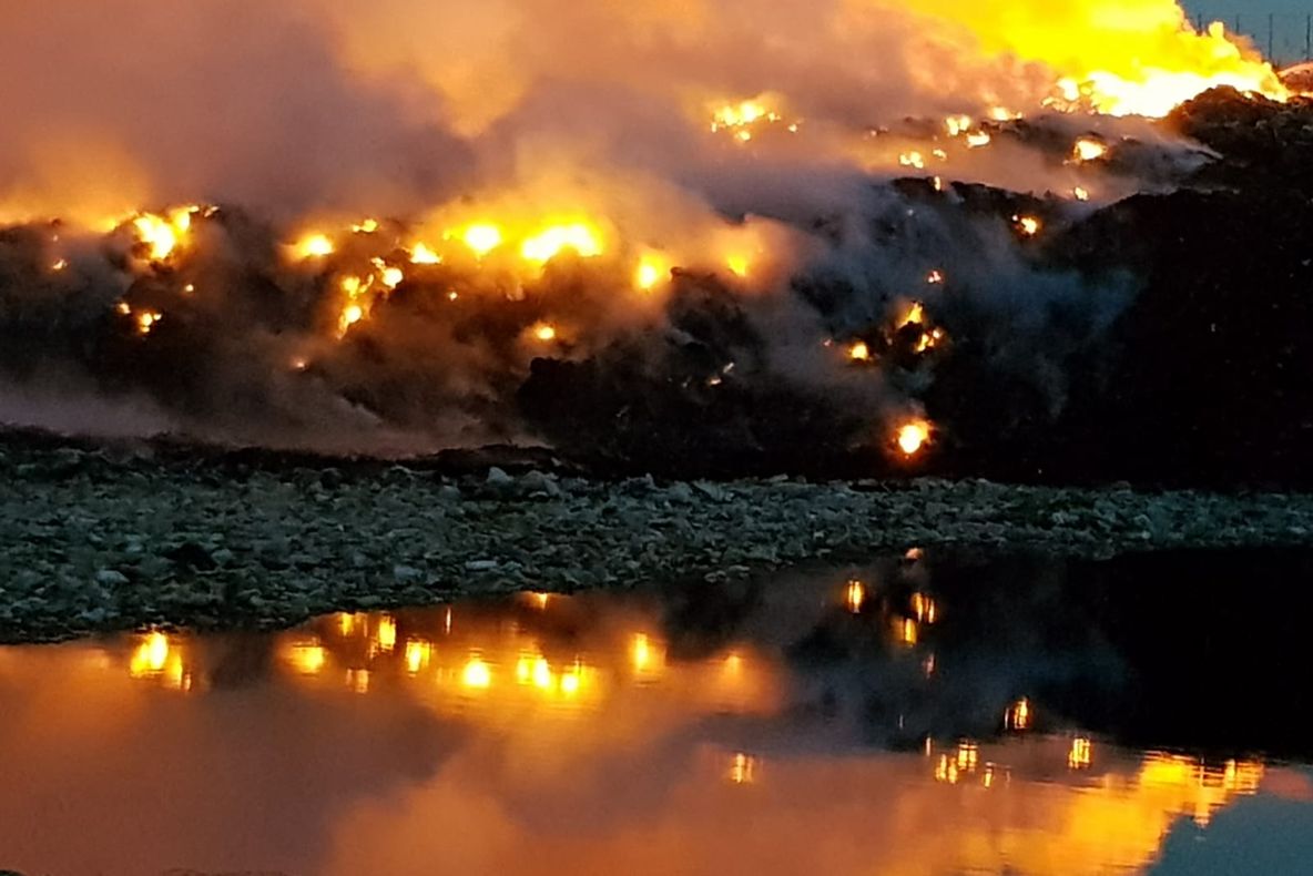 INCENDIU la groapa de gunoi de la Stăuceni. Patru echipaje de pompieri intervin FOTO