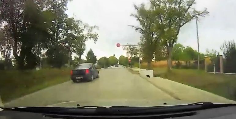 Un șofer inconștient a fost aproape de a provoca o tragedie în intersectia morții de la Orășeni VIDEO