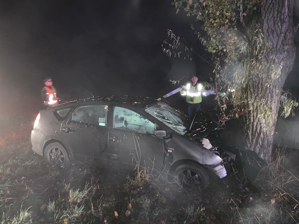 A scăpat ca prin minune după ce a intrat cu mașina într-un copac