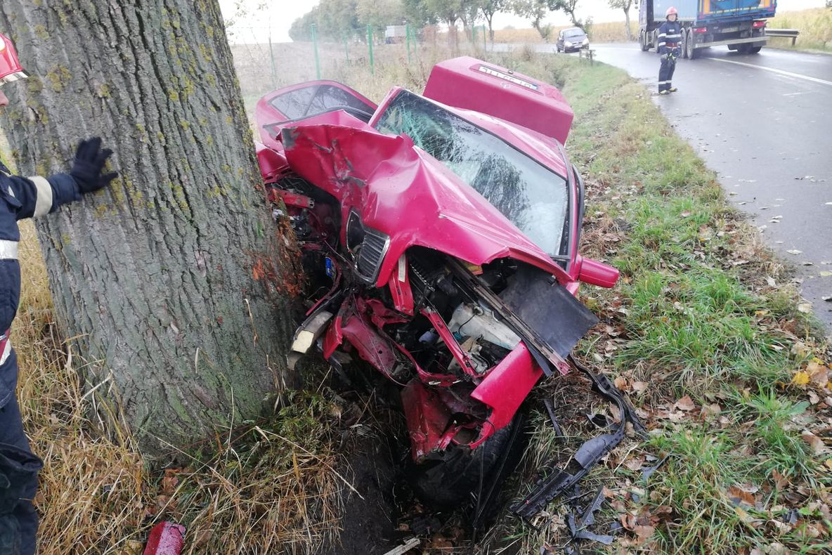 S-a izbit violet cu mașina în copac dar a scăpat cu viață FOTO