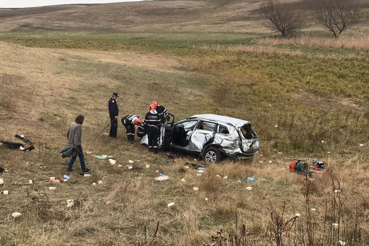 Accident cu trei victime în apropierea municipiului Dorohoi FOTO