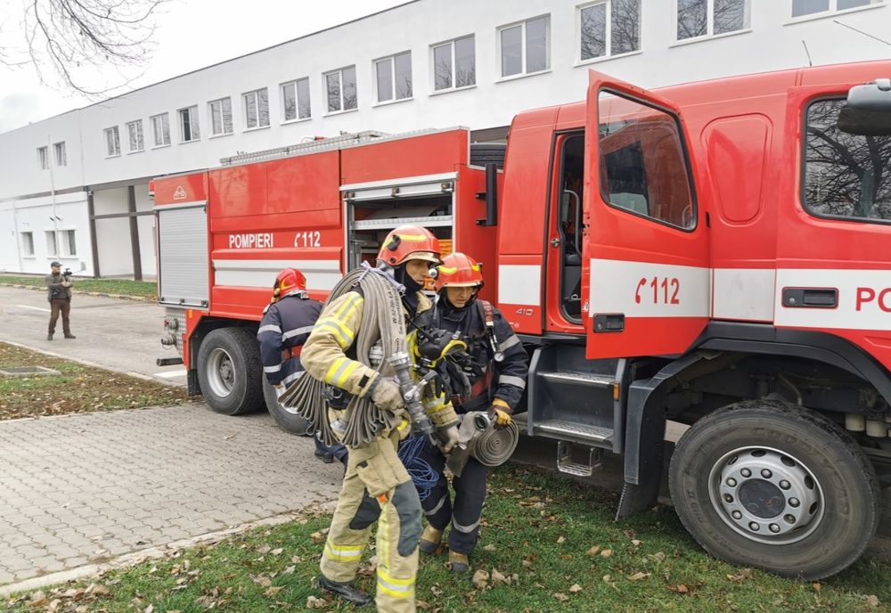 Exercițiu cu peste 100 de pompieri, polițiști și medici la o fabrică de confecții din Botoșani FOTO