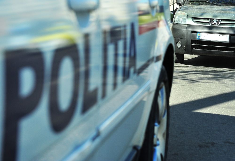 Tineri cercetați după ce au spart o locuință