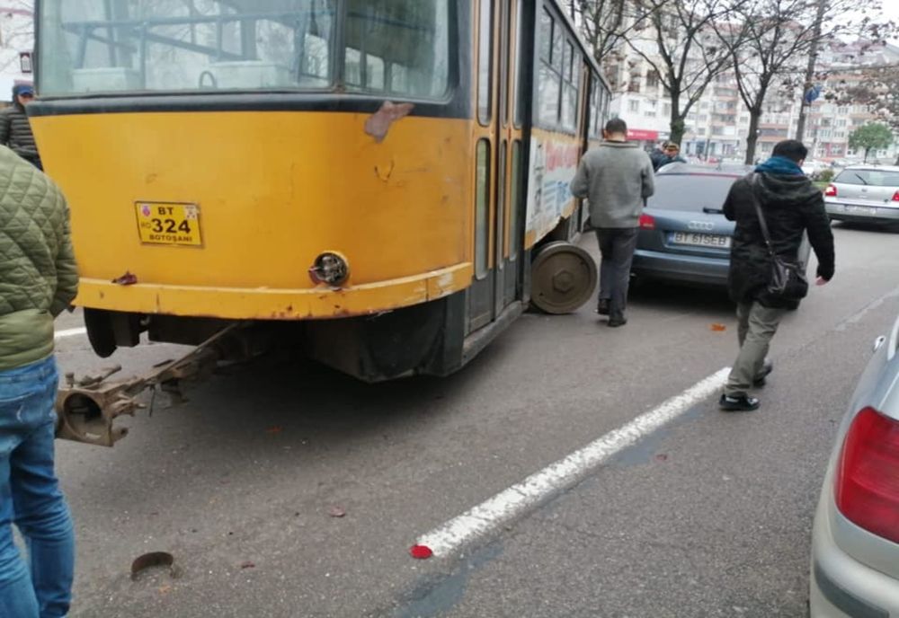 Tramvai sărit de pe șine, pe Calea Națională FOTO
