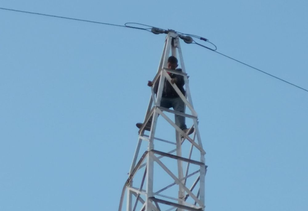 Tânăr coborât de pompieri de pe un stâlp de înaltă tensiune FOTO&amp;VIDEO