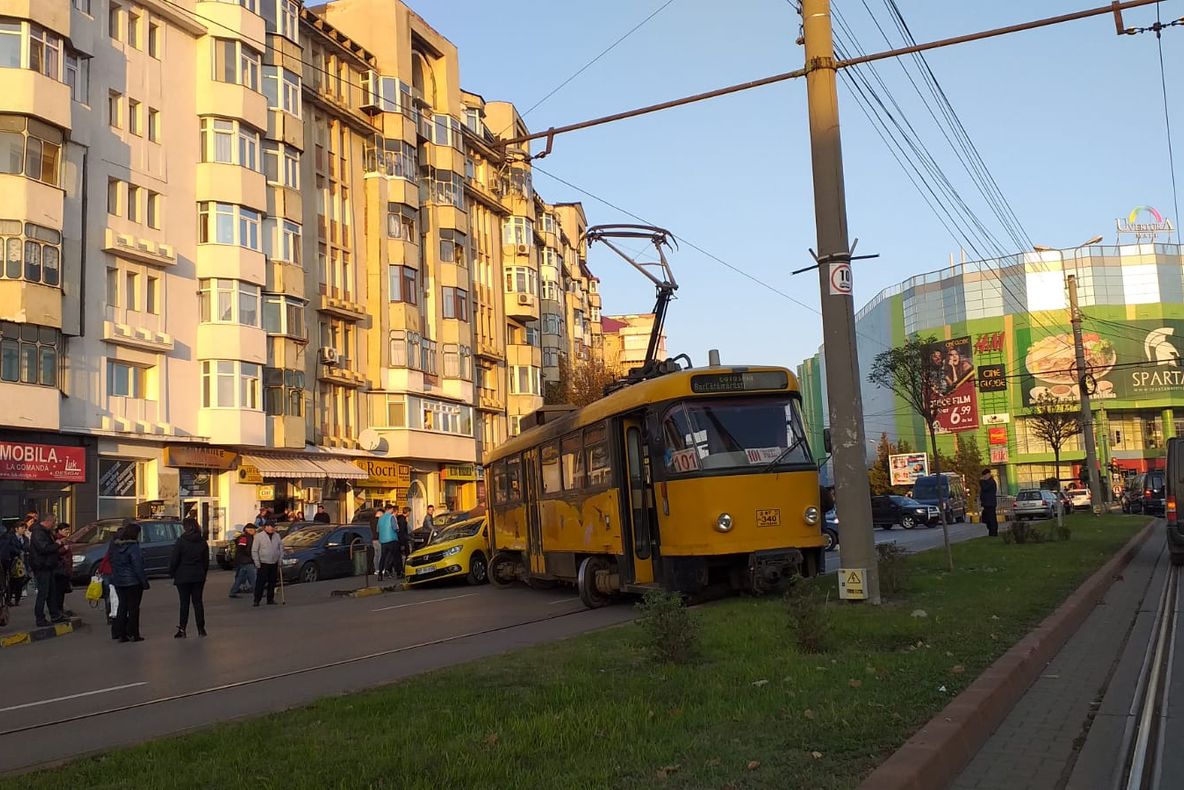 Accident cu un tramvai și un taxi. Calea Națională este blocată FOTO