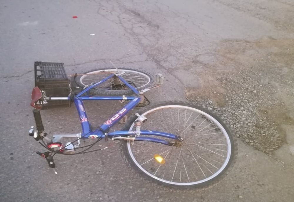 Biciclist transportat la spital după ce a fost izbit de o autoutilitară