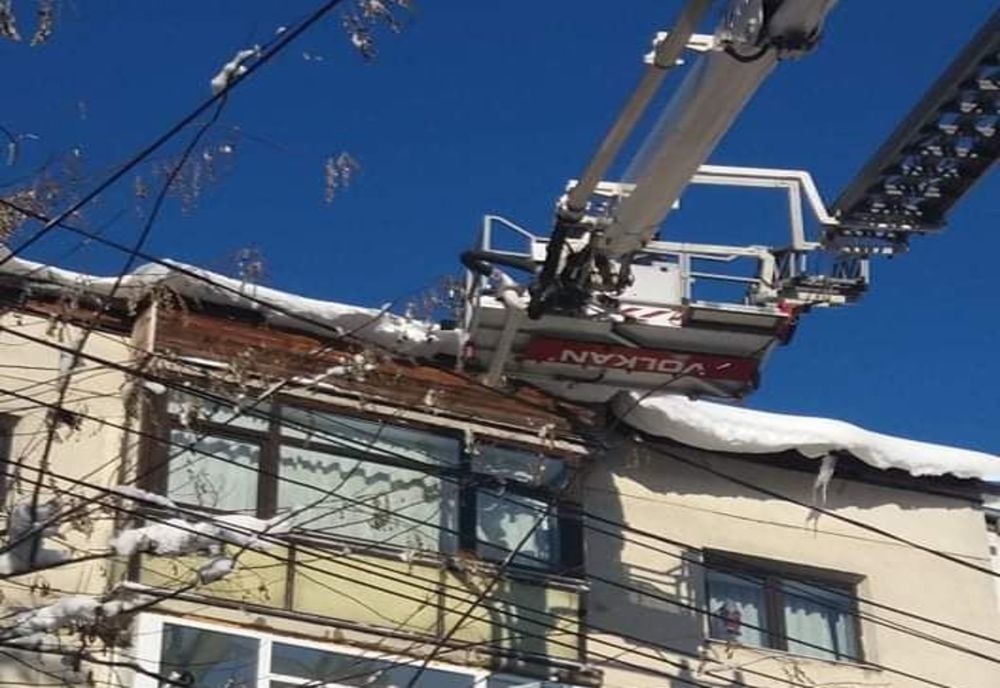 Pompieri chemați pentru a degaja zăpada de pe acoperișurile blocurilor FOTO