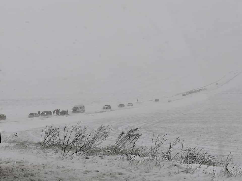 Zeci de mașini blocate pe drumul Botoșani - Săveni