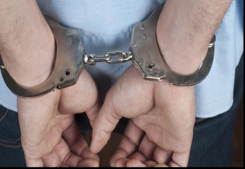 Tineri reținuți după ce au spart o locuință din Săveni