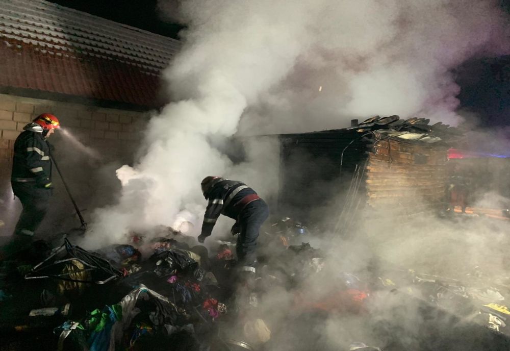 Casă distrusă în totalitate de un incendiu